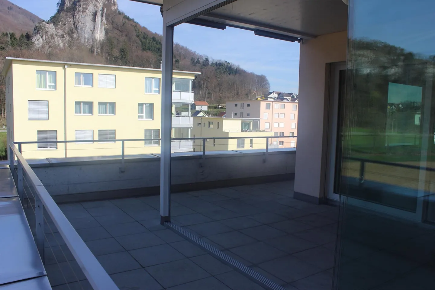 Bellissimo appartamento attico moderno di 3,5 stanze nel parco residenziale Leuenfeld - Foto 12 di 14