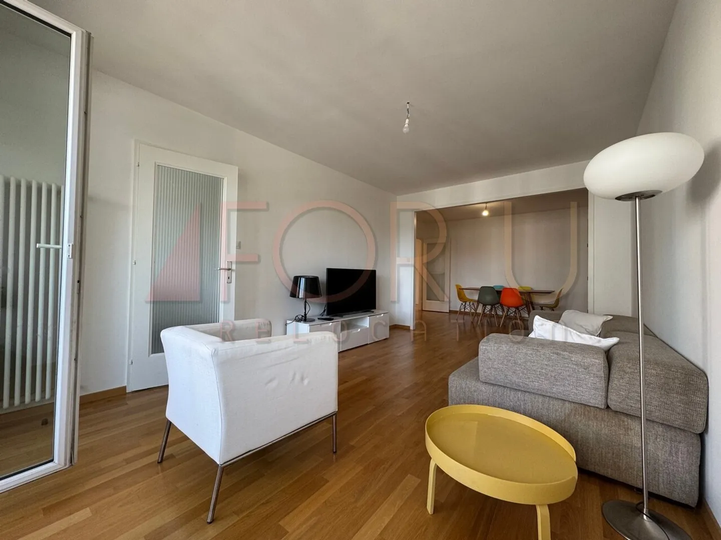 Bellissimo appartamento ristrutturato con 4 camere da letto e balcone in buona posizione - Foto 2 di 11