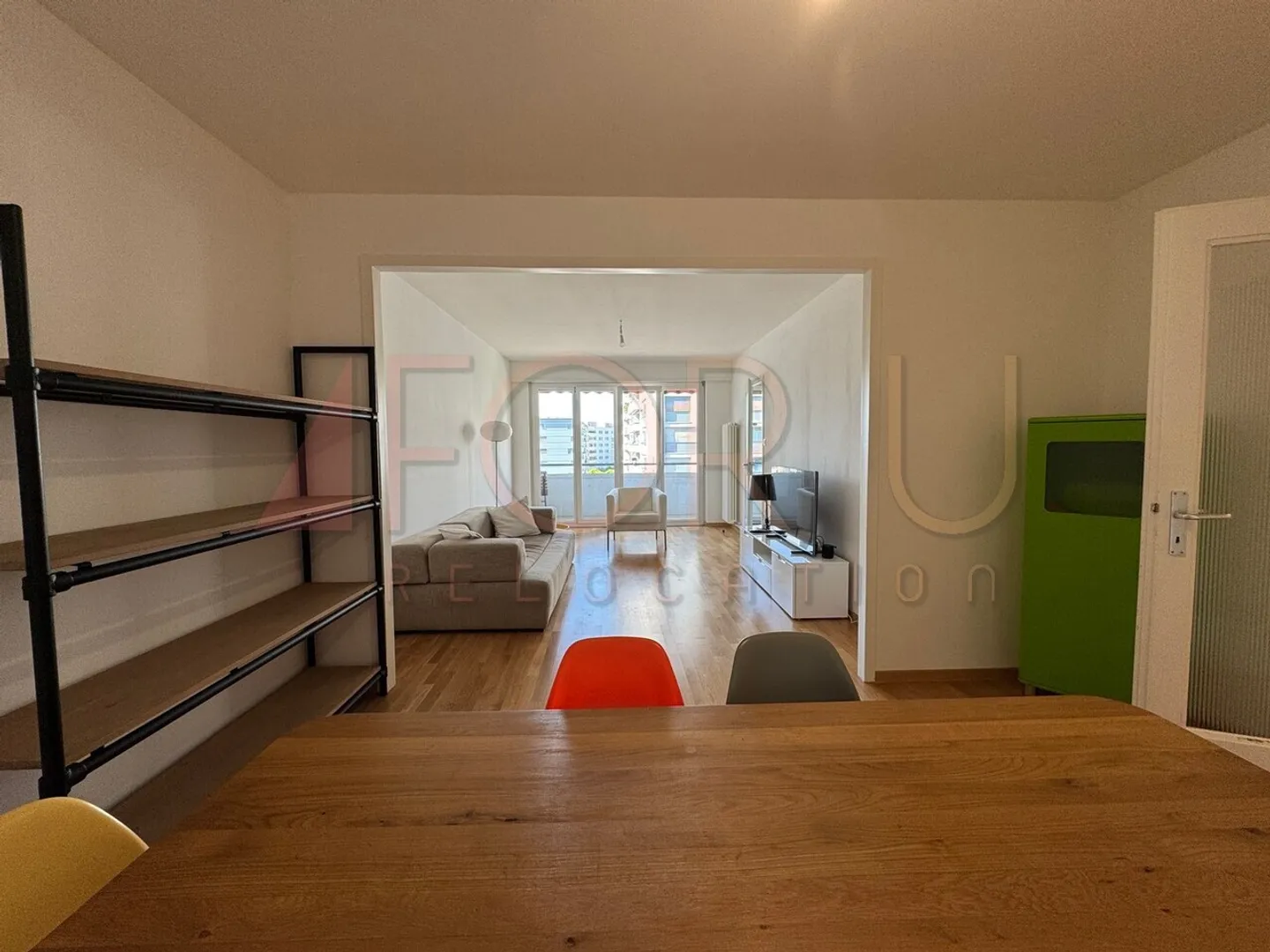 Bellissimo appartamento ristrutturato con 4 camere da letto e balcone in buona posizione - Foto 3 di 11