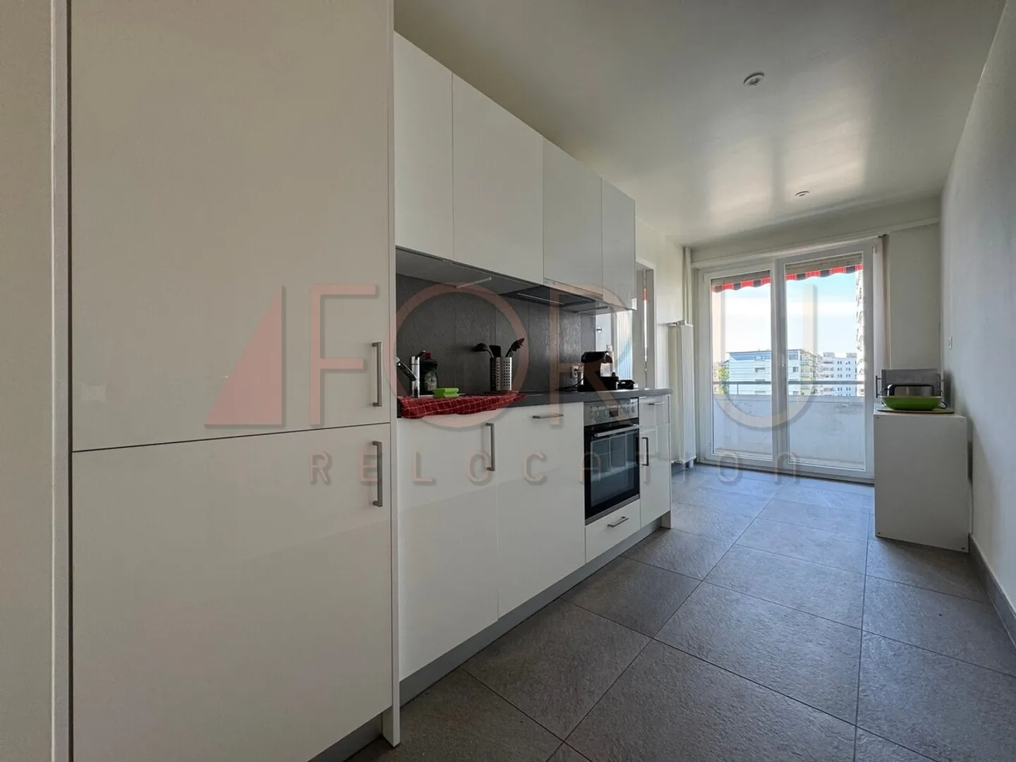 Bellissimo appartamento ristrutturato con 4 camere da letto e balcone in buona posizione - Foto 5 di 11