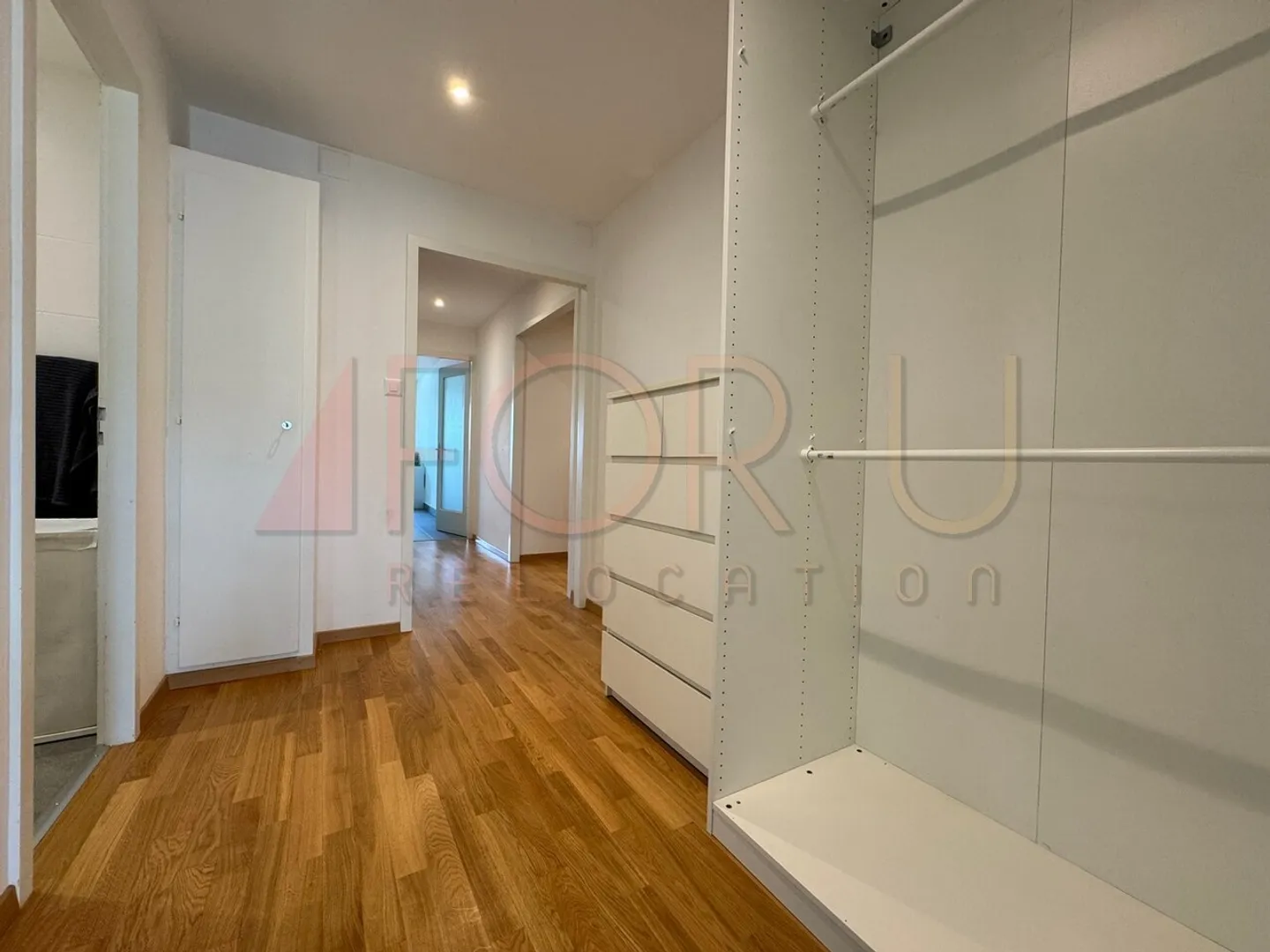 Bellissimo appartamento ristrutturato con 4 camere da letto e balcone in buona posizione - Foto 8 di 11