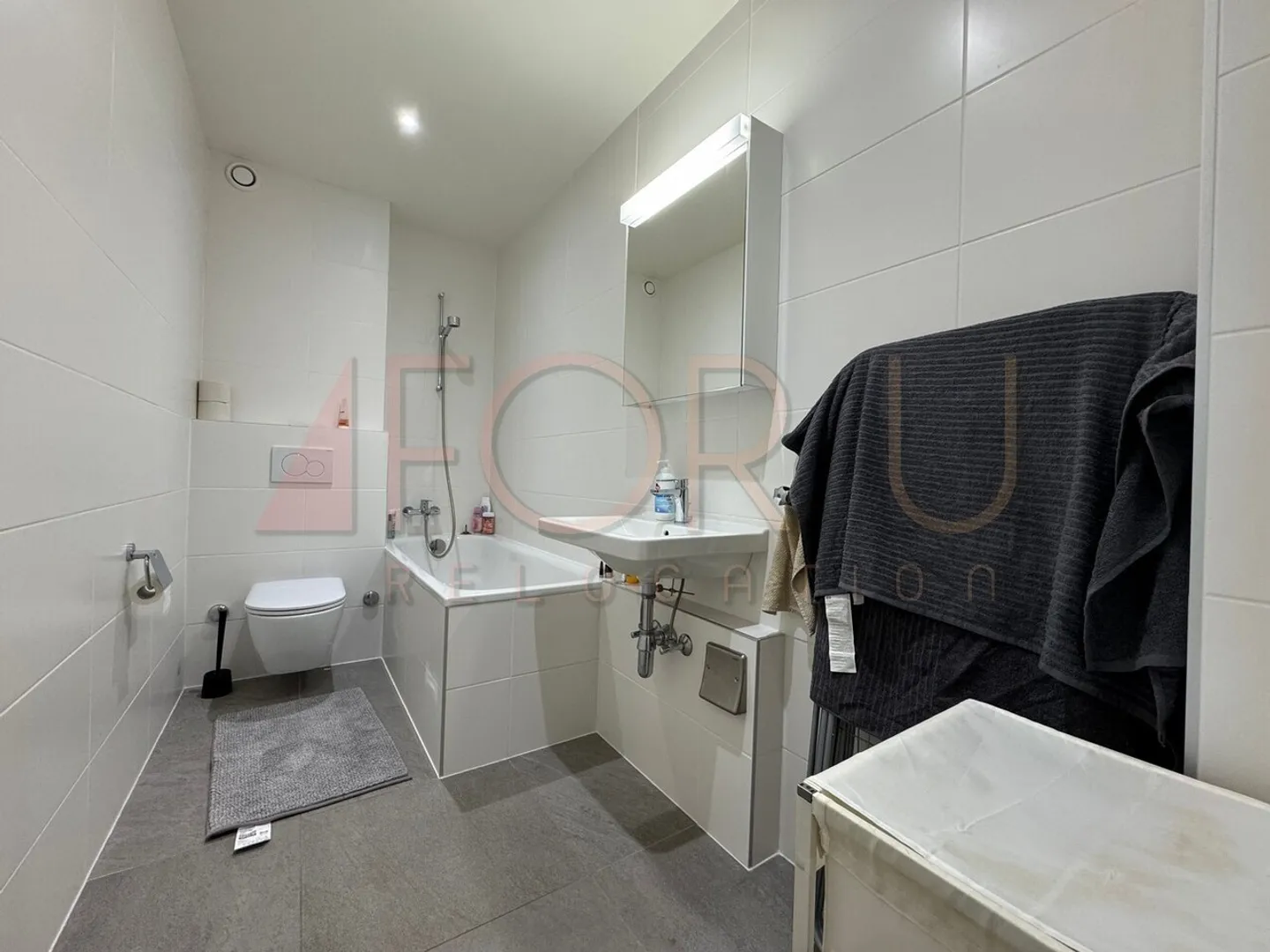 Bellissimo appartamento ristrutturato con 4 camere da letto e balcone in buona posizione - Foto 9 di 11