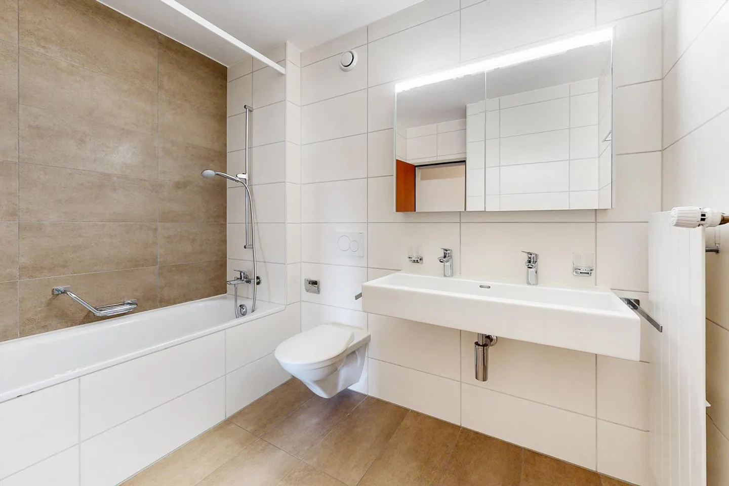 In un quartiere tranquillo e verdeggiante - Foto 10 di 12