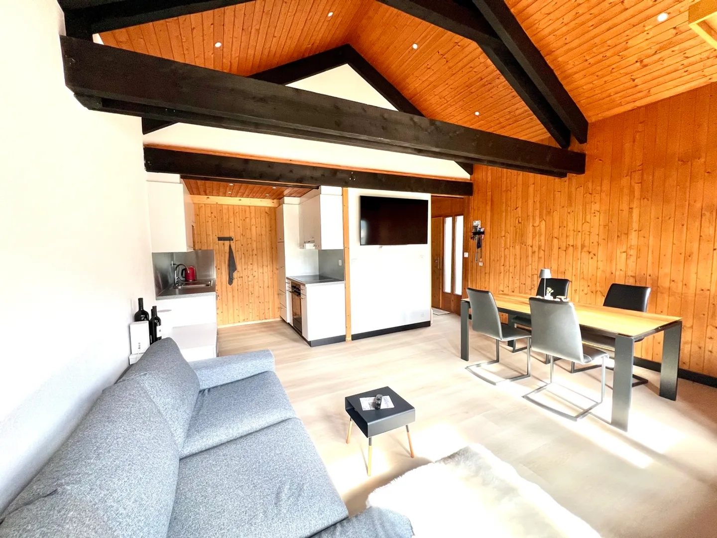2.5 Zimmer-Ferienwohnung mit ausgebautem Dachstock - Foto 1 von 6