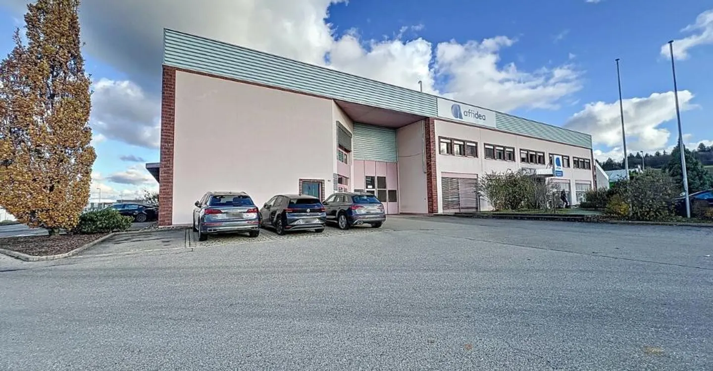 Entrepôt industriel spacieux - Photo 2 sur 12