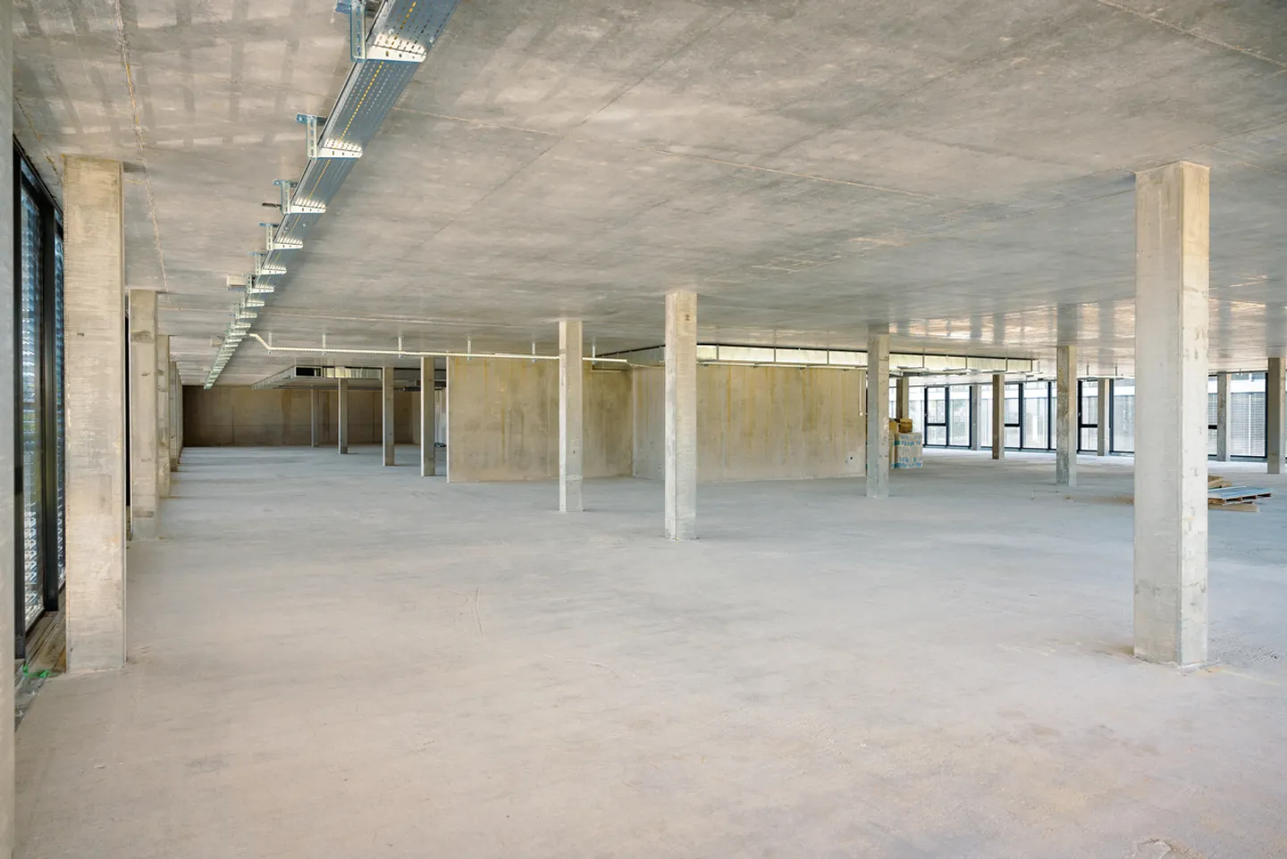 BAIL FLEXIBLE - Atelier 200 m2 avec élévateur de chargement - Accès camions - Photo 1 sur 6