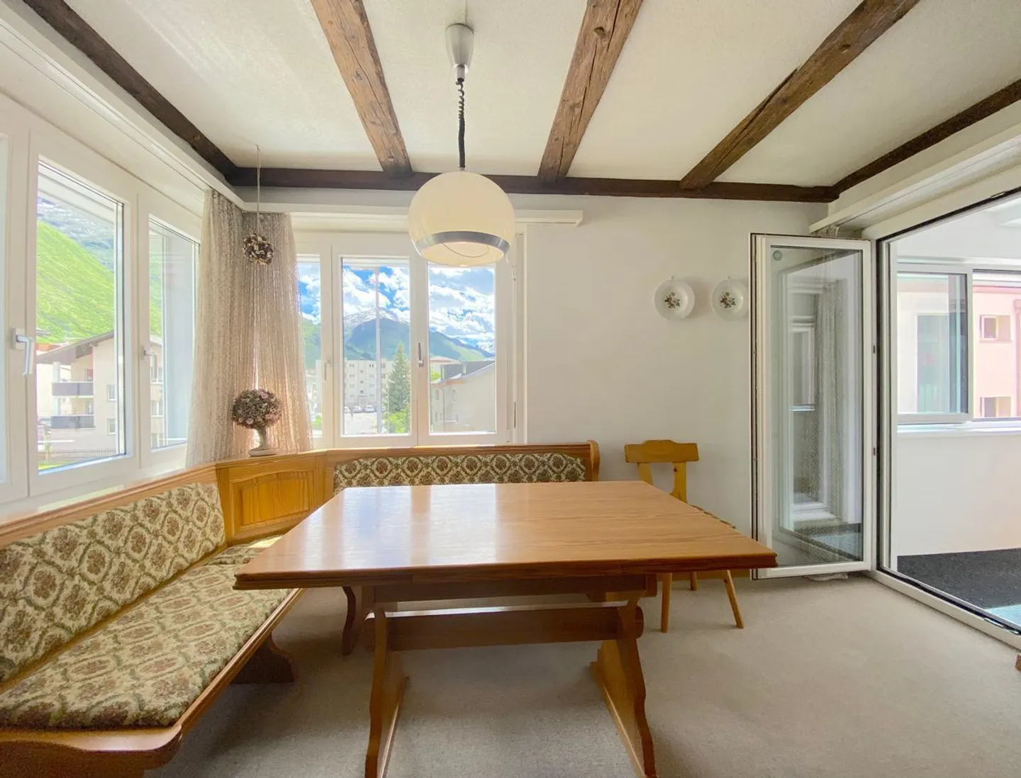 Cozy 2.5-room apartment with charming living atmosphere and beautiful mountain panorama - Photo 2 of 8