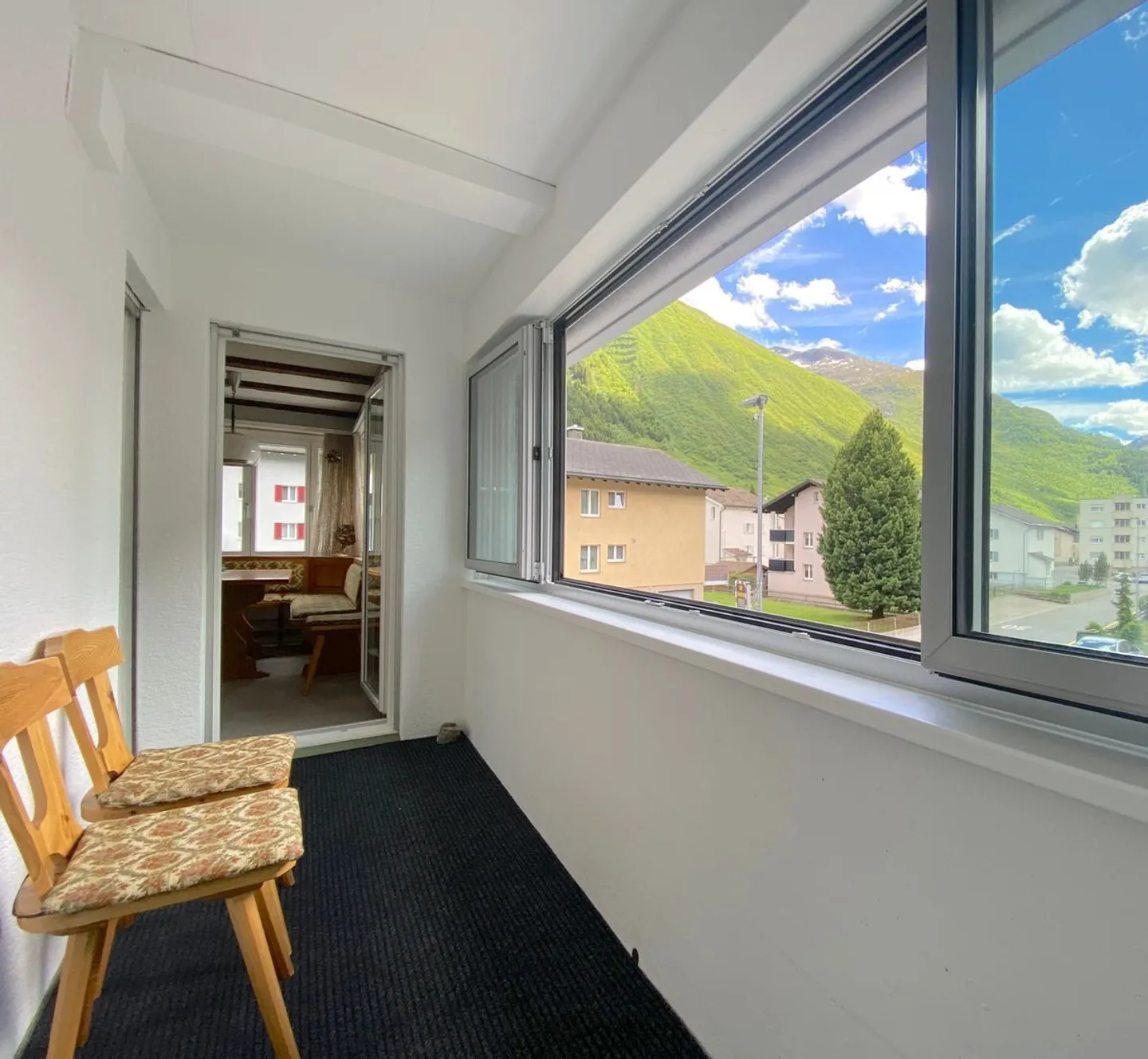 Cozy 2.5-room apartment with charming living atmosphere and beautiful mountain panorama - Photo 5 of 8