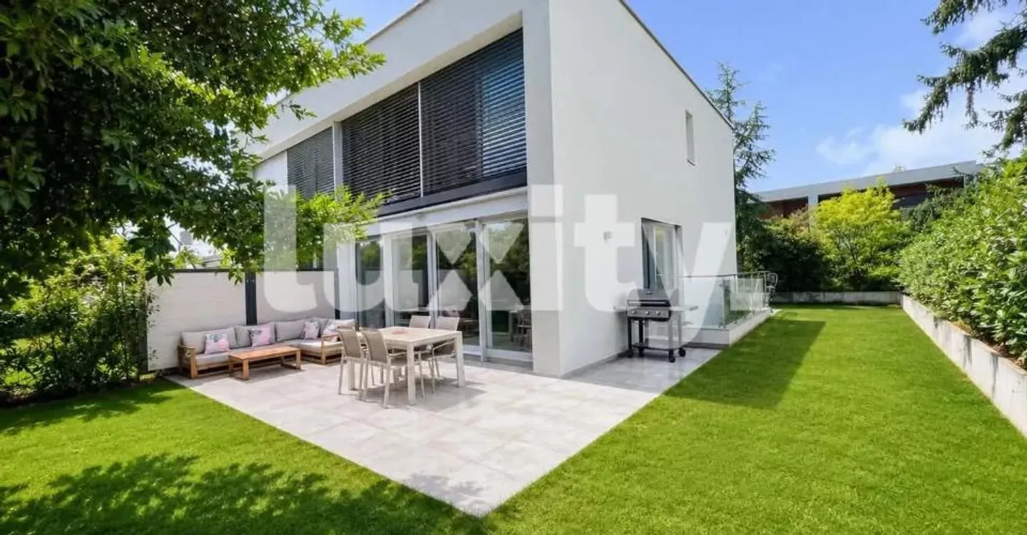 Zeitgemässes Familienhaus mit Garten - Foto 1 von 3