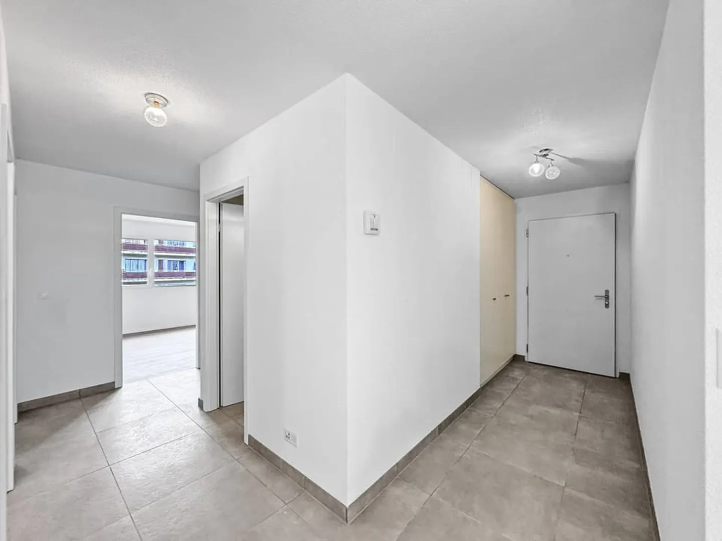 Superb opportunity! Fully renovated 4.5-room apartment in 2025 - Photo 4 of 12