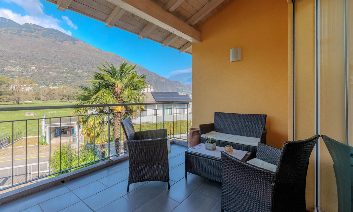 GERÄUMIGES ZWEIFAMILIENHAUS MIT GARTEN UND GROTTO IN GIUBIASCO - Foto 3 von 9