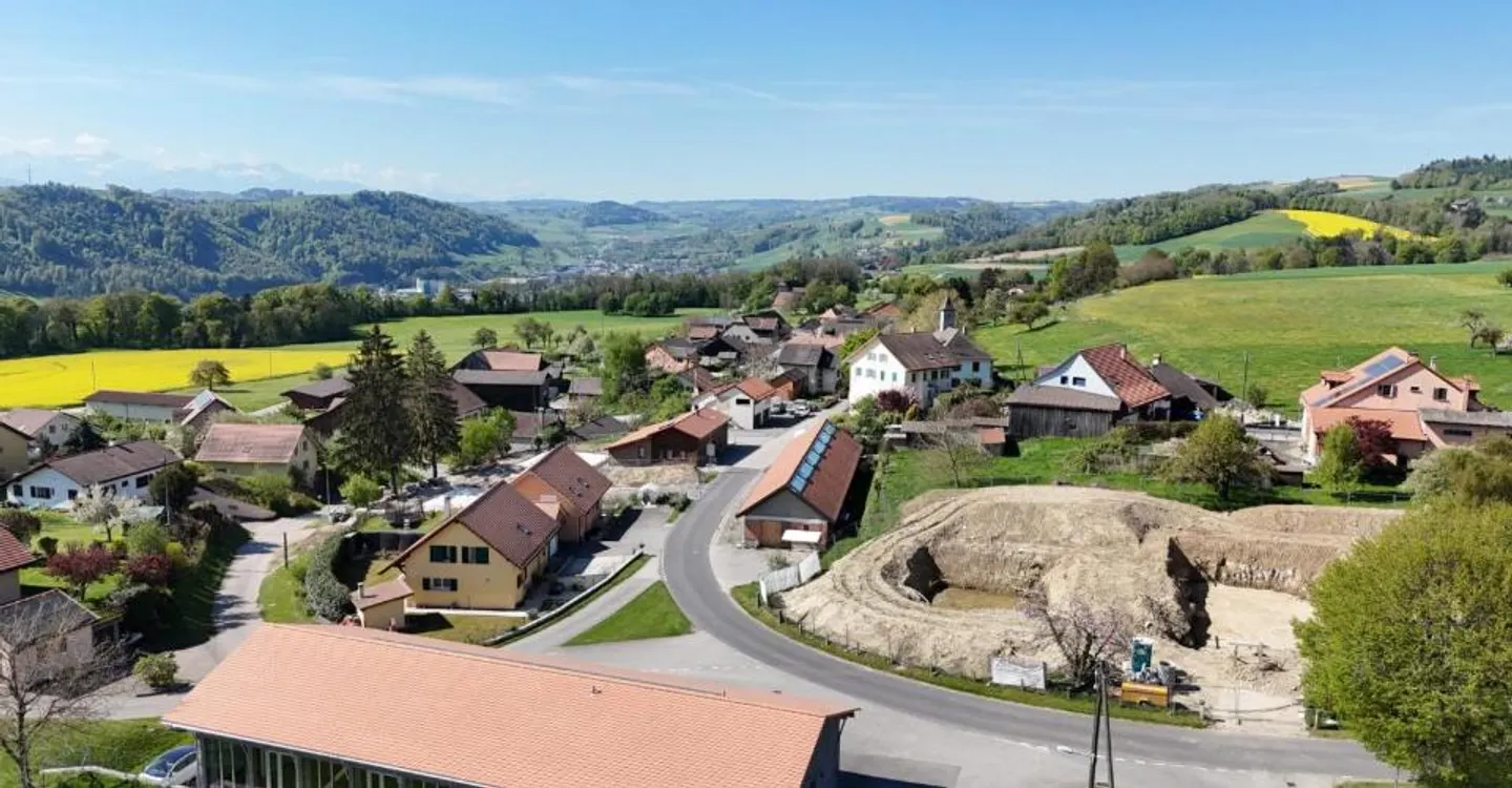 Bussy-sur-Moudon: villa di 5,5 locali con giardino e cantina privata - Foto 2 di 5