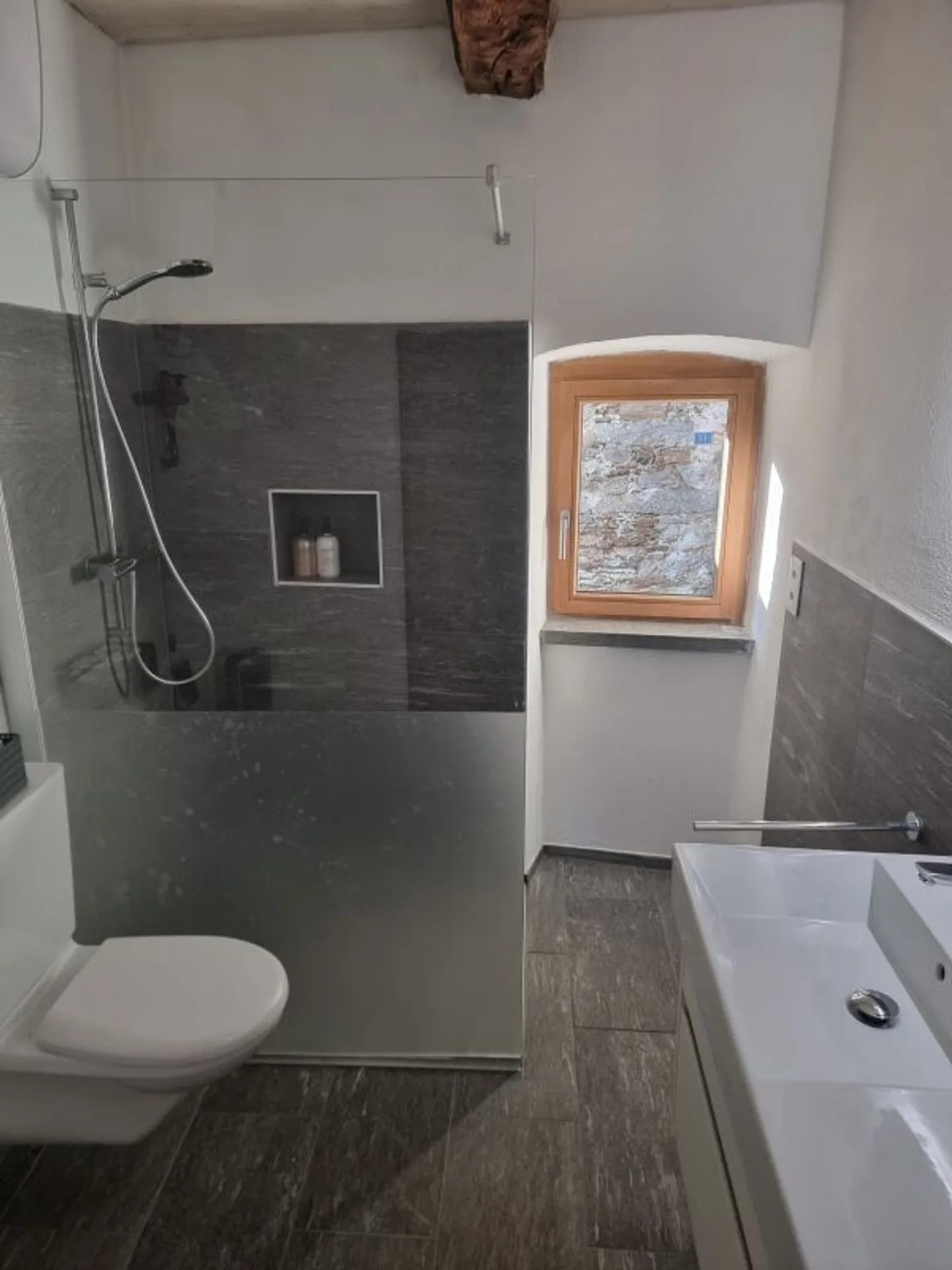 Superbe appartement 2 pièces dans un Rustico rénové avec parking - Photo 8 sur 9