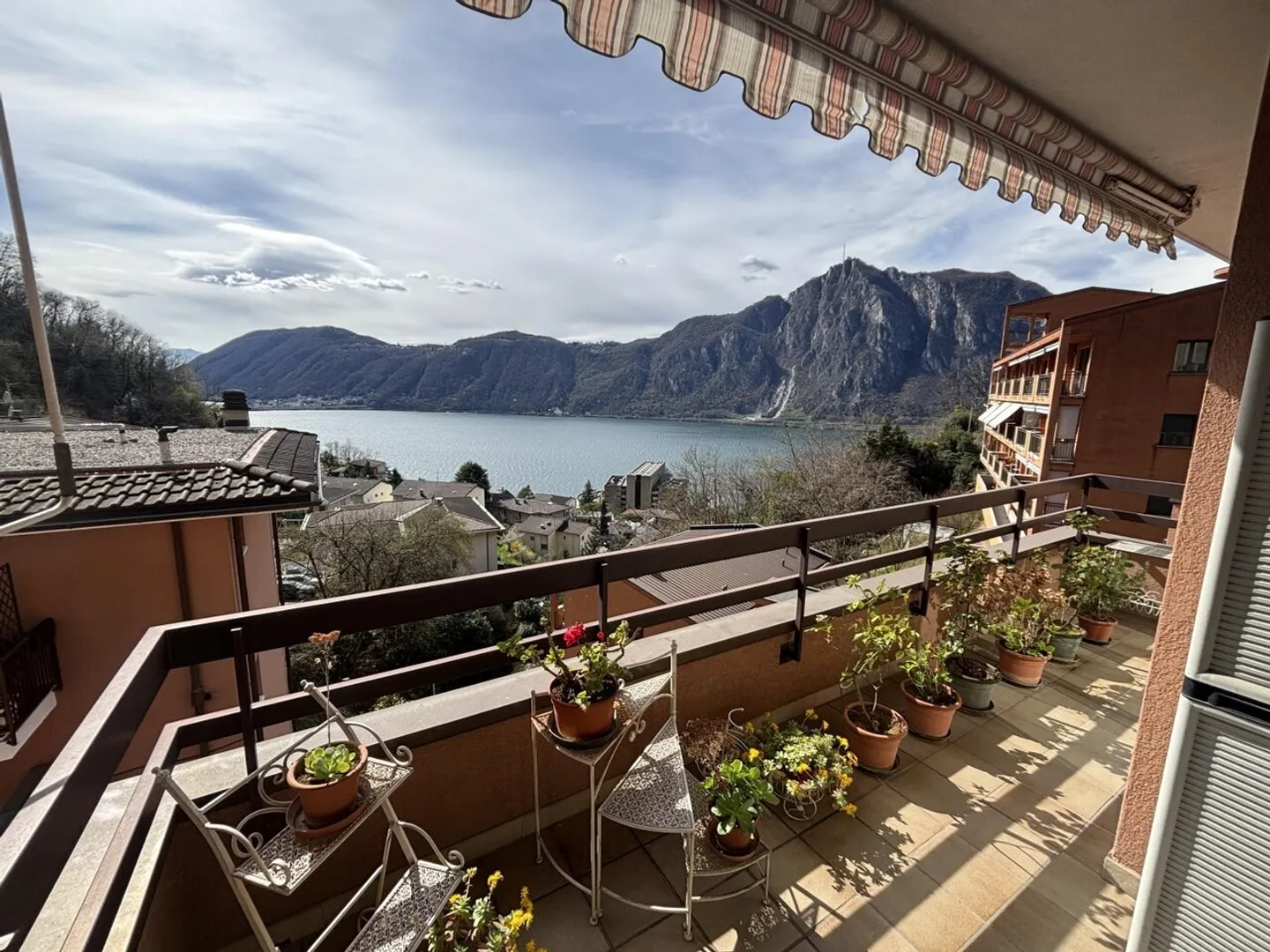 Appartamento elegante di 3,5 locali con garage e vista mozzafiato sul lago di Lugano in posizione soleggiata a Campione (IT) - Foto 1 di 13