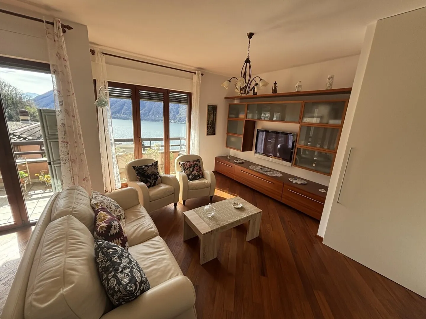 Appartamento elegante di 3,5 locali con garage e vista mozzafiato sul lago di Lugano in posizione soleggiata a Campione (IT) - Foto 3 di 13