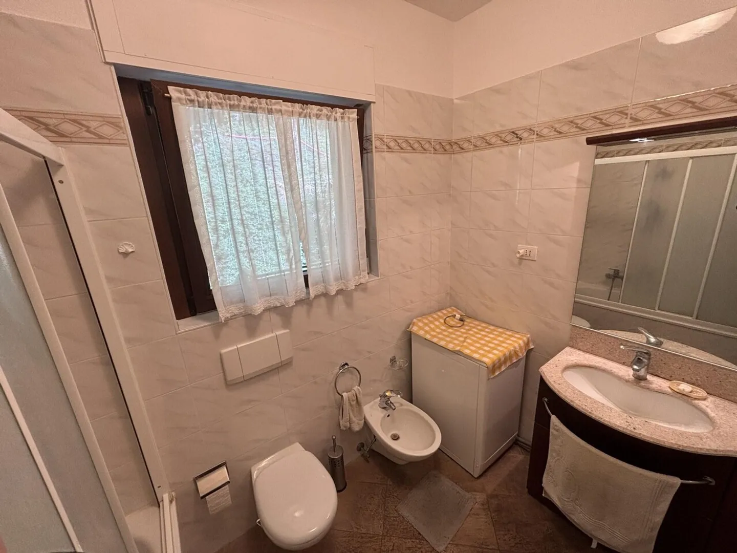 Appartamento elegante di 3,5 locali con garage e vista mozzafiato sul lago di Lugano in posizione soleggiata a Campione (IT) - Foto 10 di 13