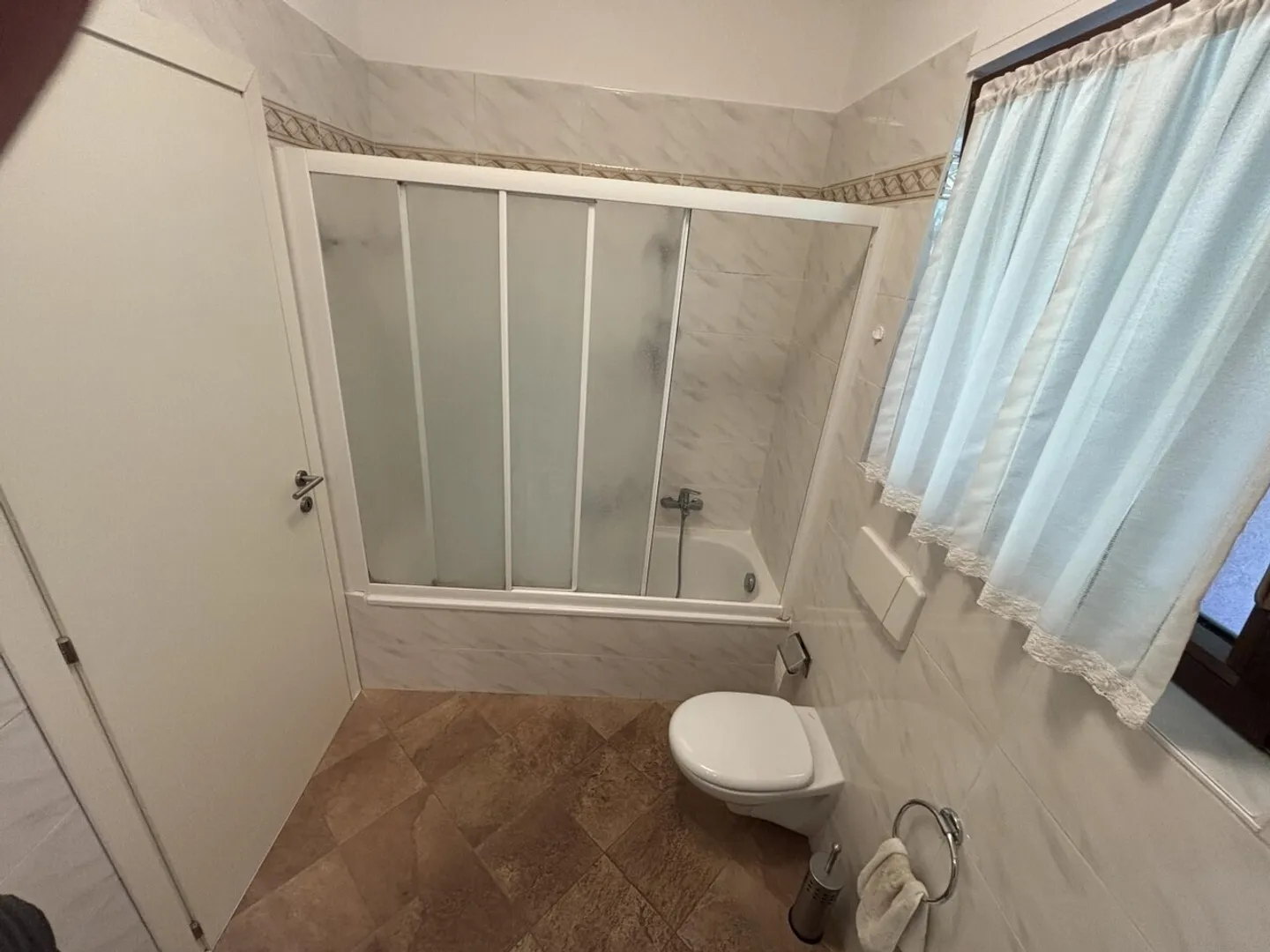 Appartamento elegante di 3,5 locali con garage e vista mozzafiato sul lago di Lugano in posizione soleggiata a Campione (IT) - Foto 11 di 13