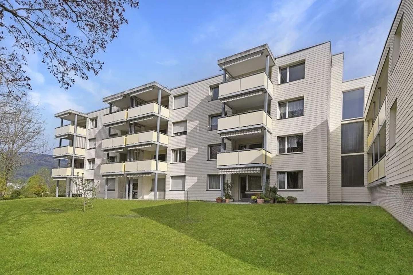 Petit appartement avec coin salon dans le jardin dans une propriété bien entretenue - Photo 1 sur 6