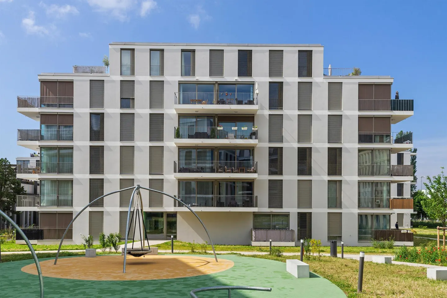Modernes Gebäude in Ecublens - Foto 2 von 2