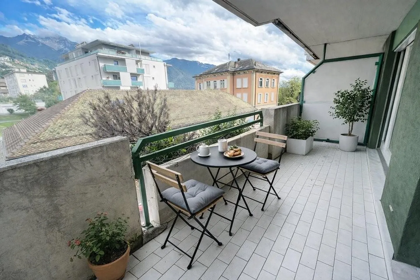 Beautiful apartment just steps from the train station! - Photo 5 of 12