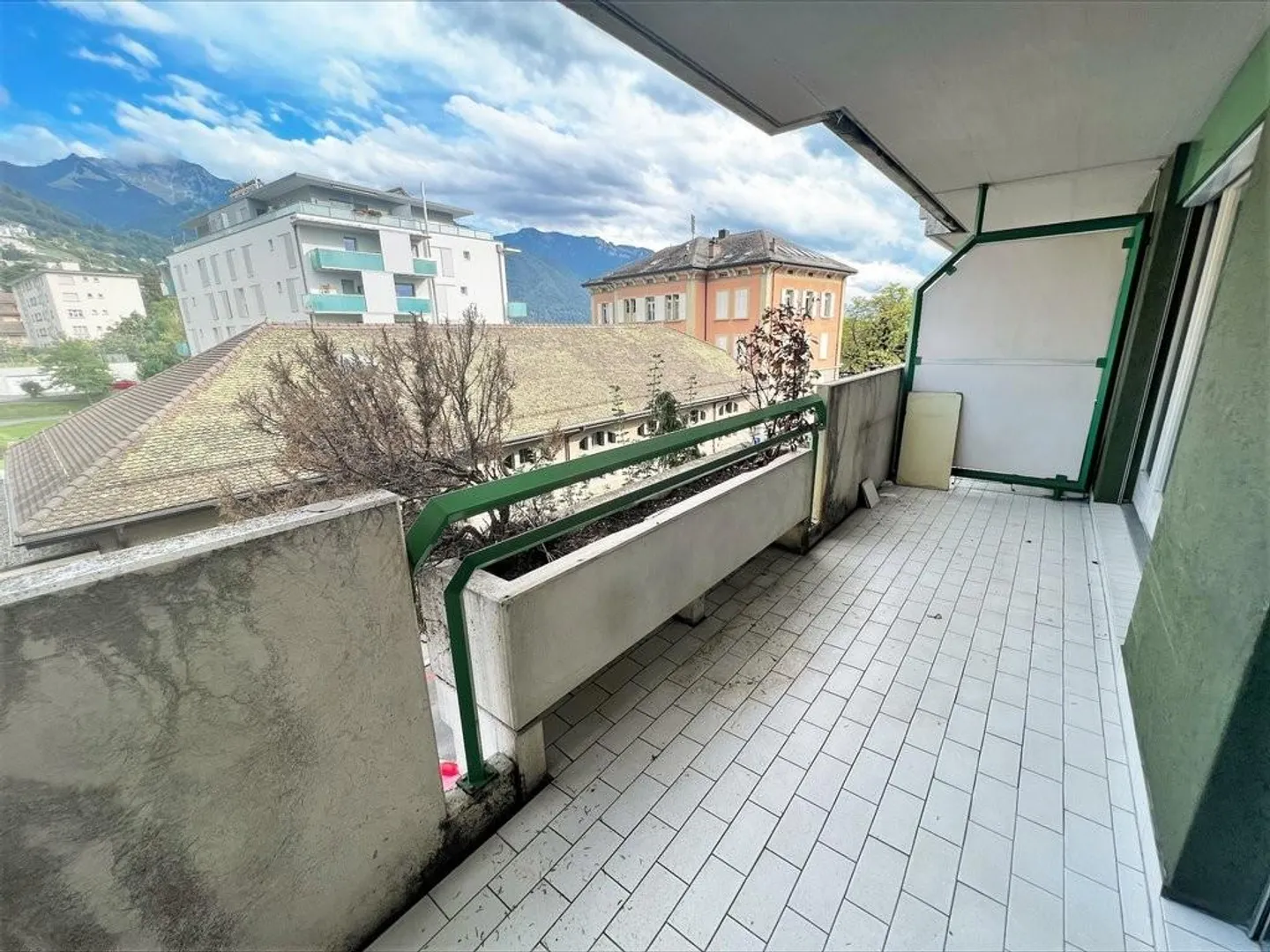 Beautiful apartment just steps from the train station! - Photo 11 of 12