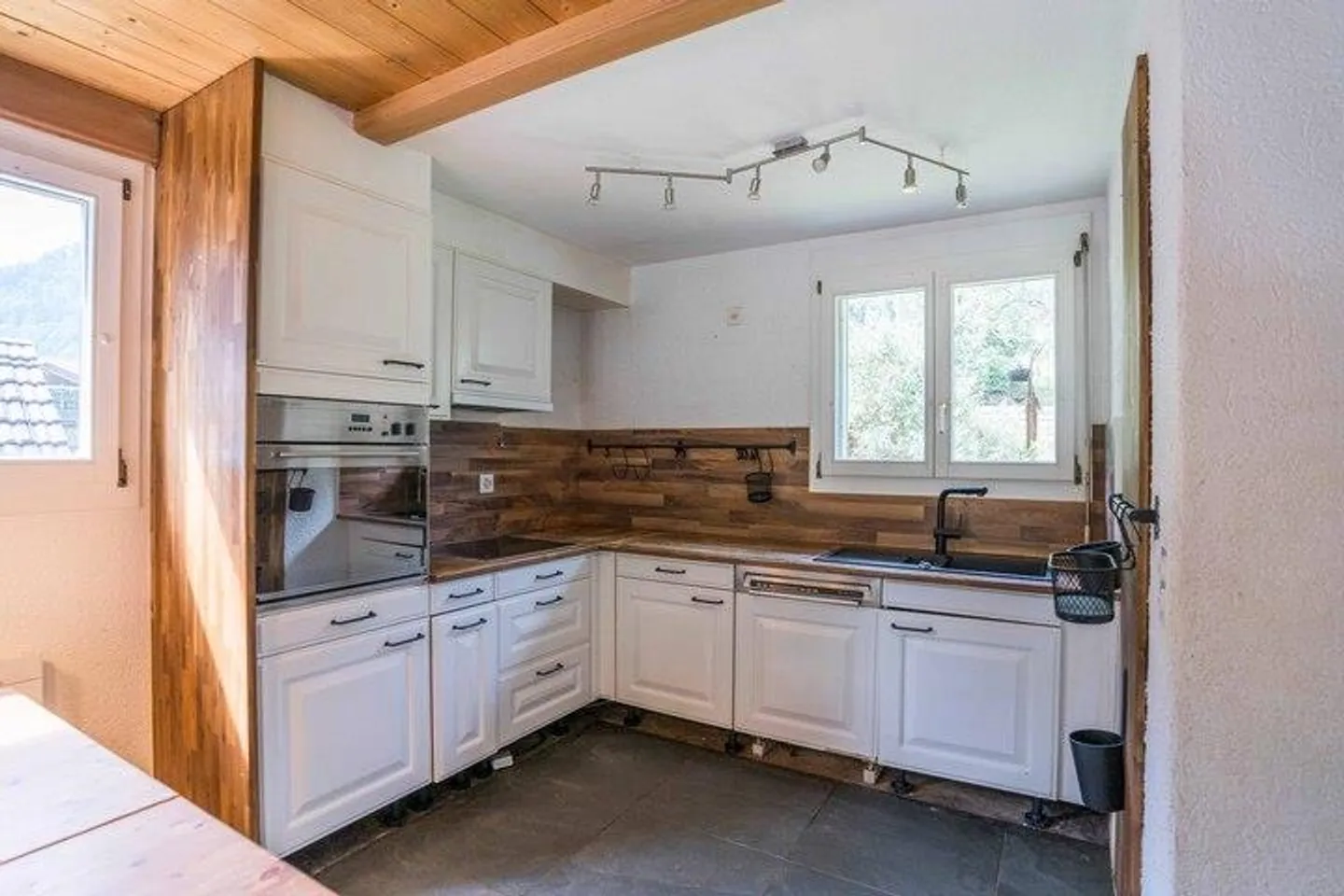 MAISON MITOYENNE DE 8,5 CHAMBRES AVEC APPARTEMENT INDÉPENDANT DANS LES ALPES BERNOISES - Photo 3 sur 8