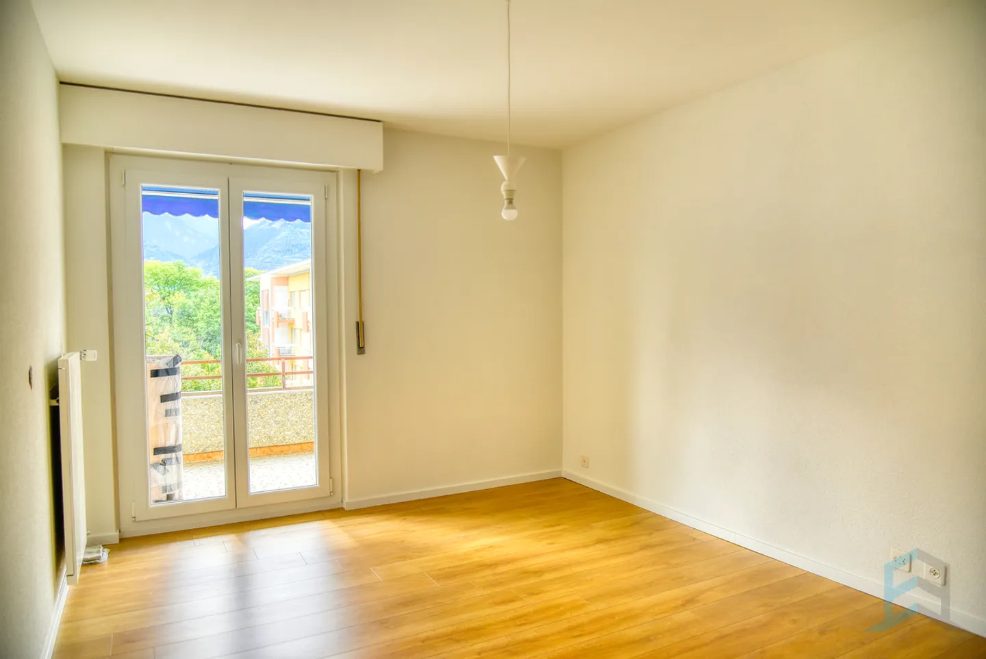ZU VERMIETEN Geräumige renovierte 4-Zimmer-Wohnung mit großem Balkon - Foto 4 von 14