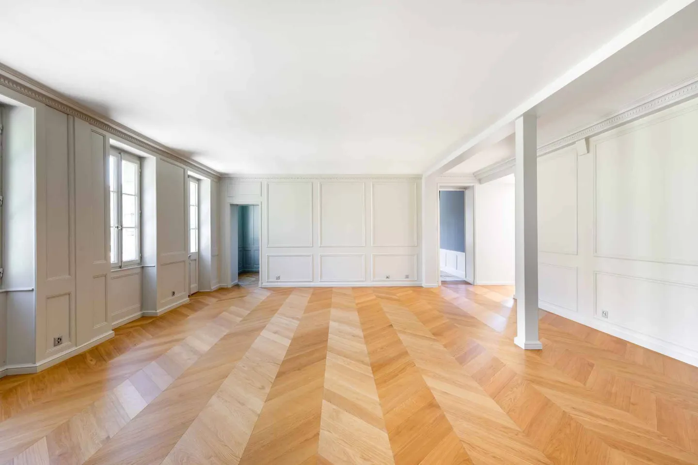 Elegant Master House in Moudon - Photo 3 of 10
