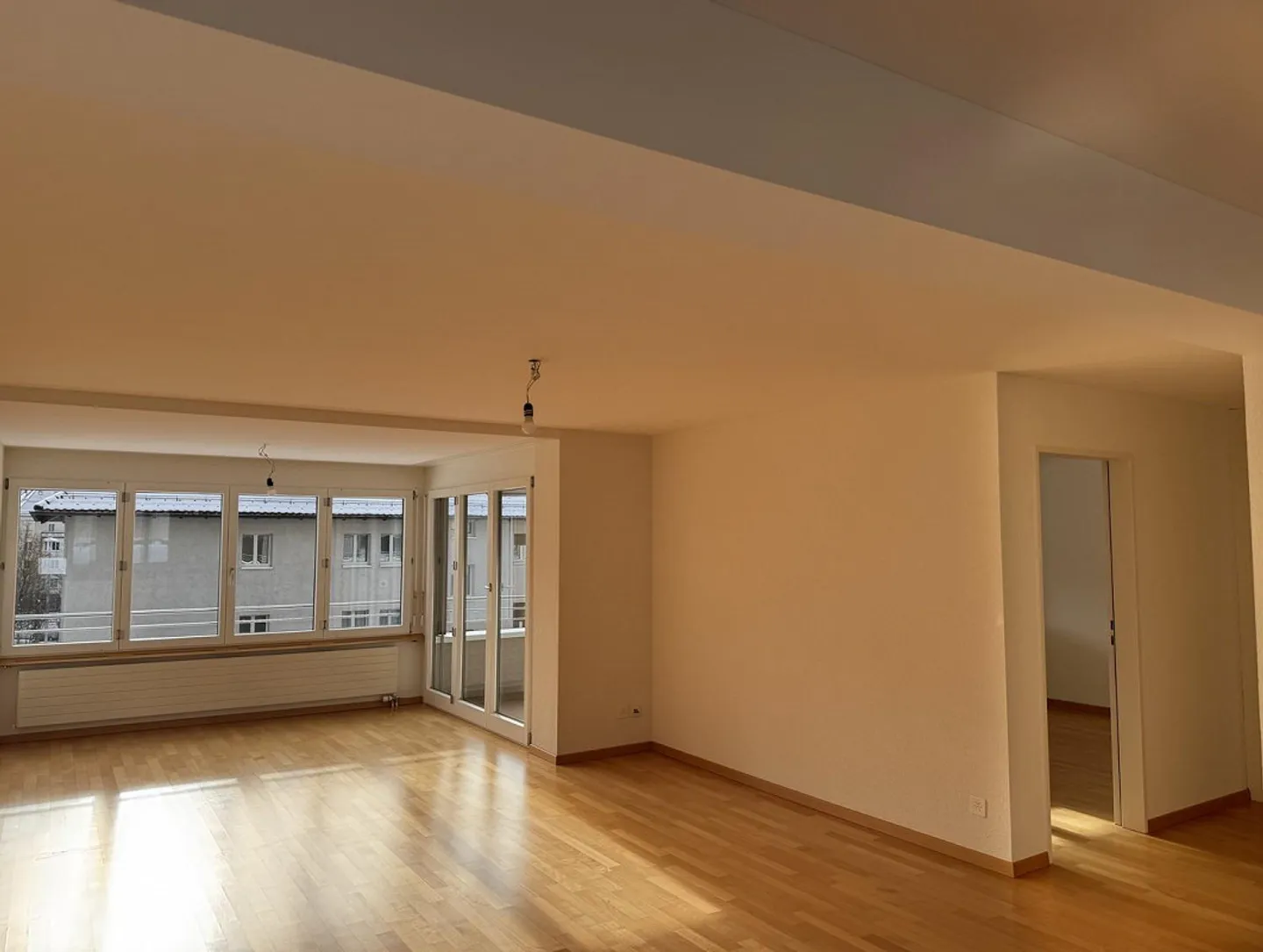 Appartement attrayant de 4,5 pièces au rez-de-chaussée surélevé - Photo 1 sur 11