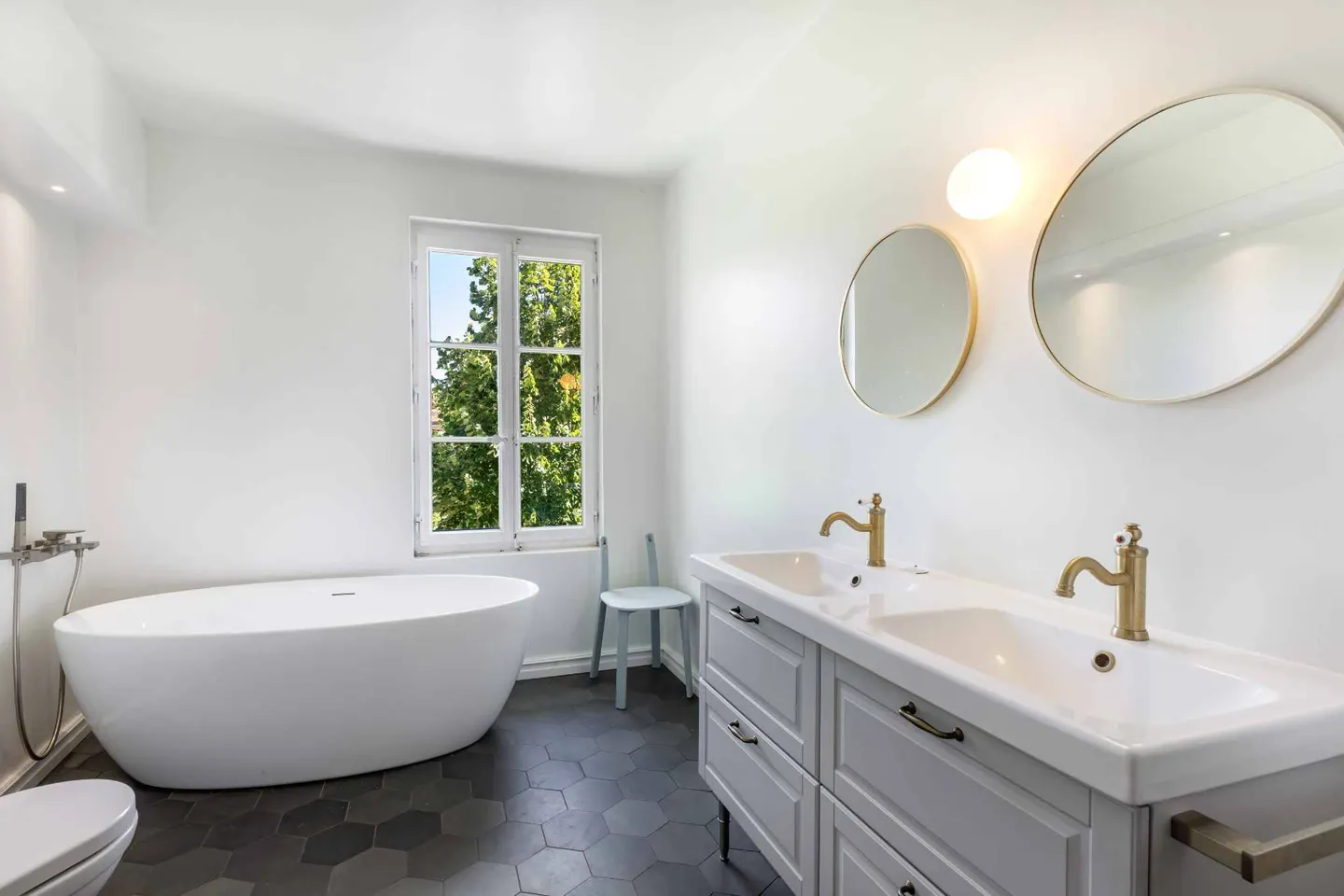 Elegant Master House in Moudon - Photo 5 of 10
