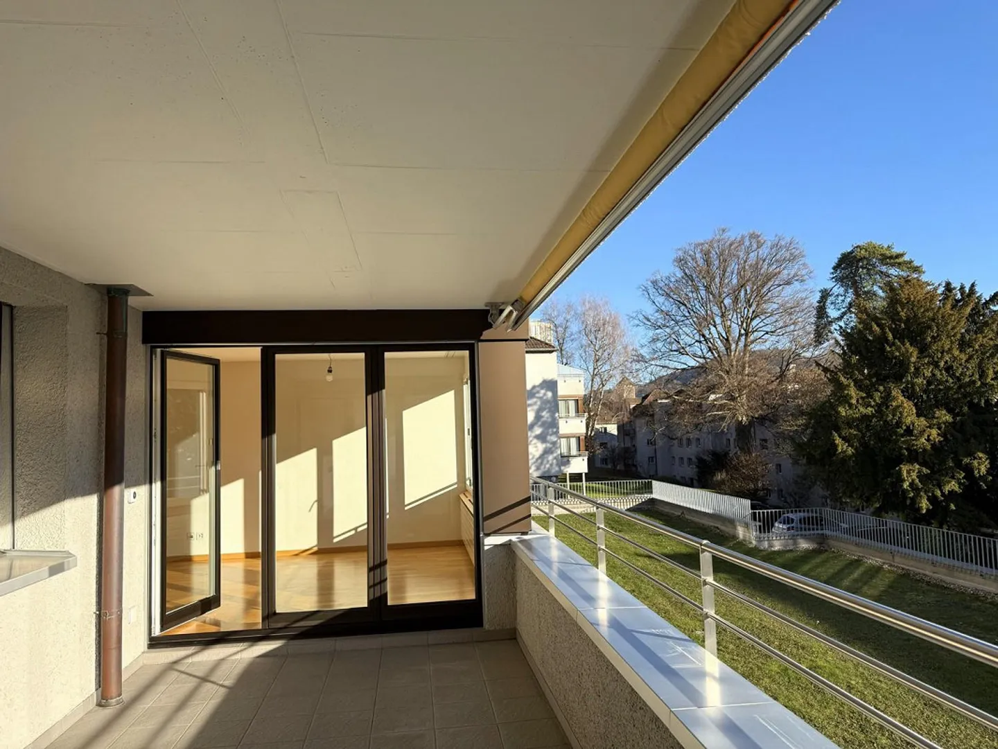 Appartement attrayant de 4,5 pièces au rez-de-chaussée surélevé - Photo 2 sur 11