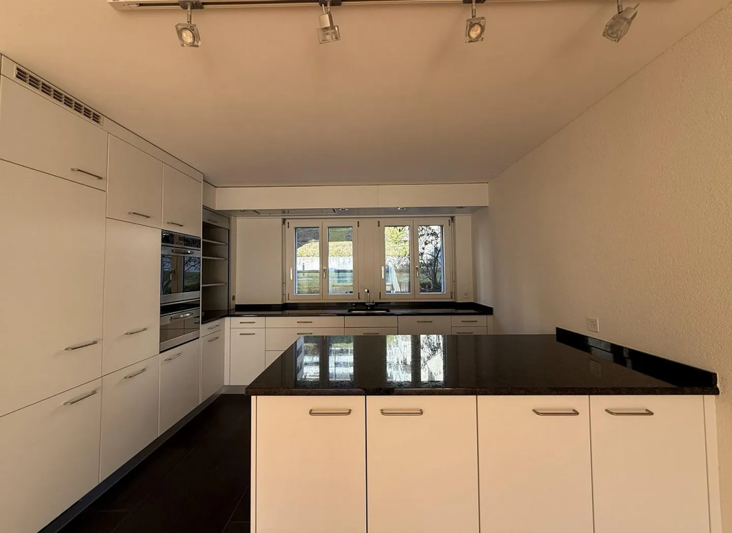 Appartement attrayant de 4,5 pièces au rez-de-chaussée surélevé - Photo 3 sur 11