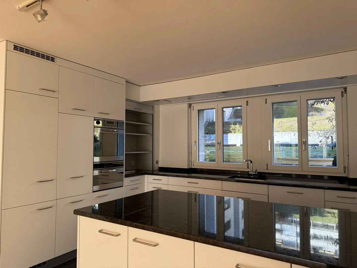 Appartement attrayant de 4,5 pièces au rez-de-chaussée surélevé - Photo 4 sur 11