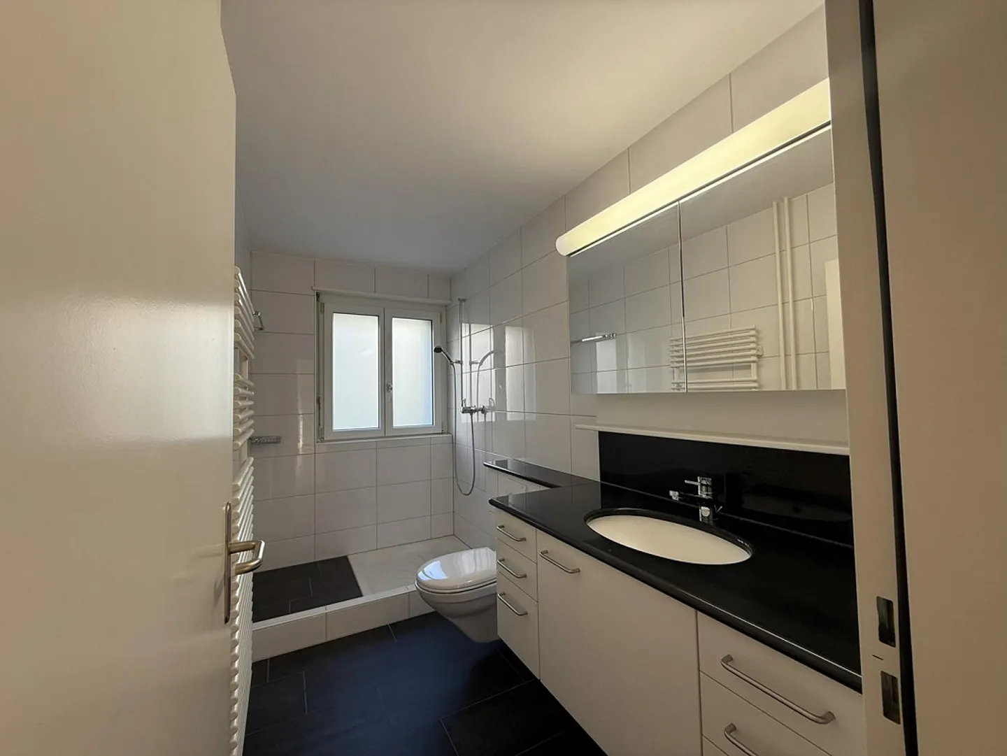 Appartement attrayant de 4,5 pièces au rez-de-chaussée surélevé - Photo 5 sur 11