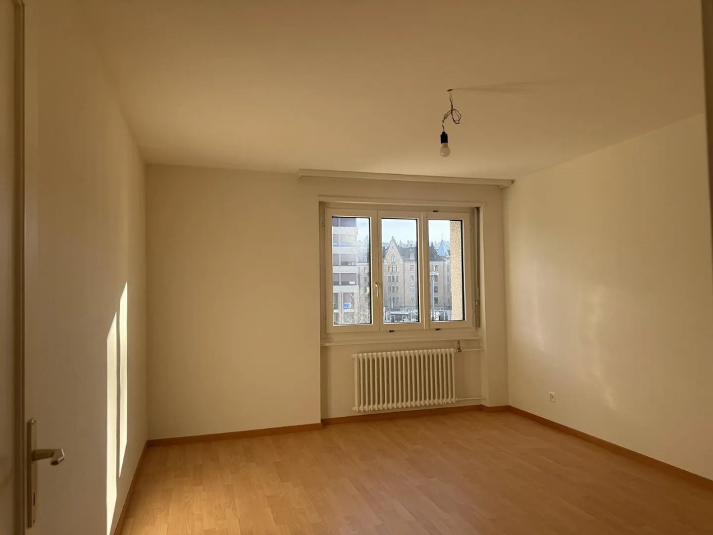 Appartement attrayant de 4,5 pièces au rez-de-chaussée surélevé - Photo 7 sur 11