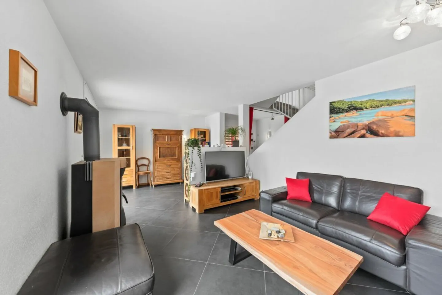 Magnificent architect-designed villa with 7.5 rooms, heated pool, and jacuzzi in Corcelles-près-Payerne - Photo 4 of 13