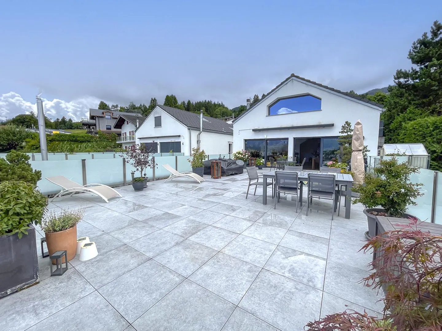 Découvrez cette magnifique villa contemporaine, construite de manière modulaire selon vos souhaits et offrant un environnement de vie exceptionnel. - Photo 3 sur 13