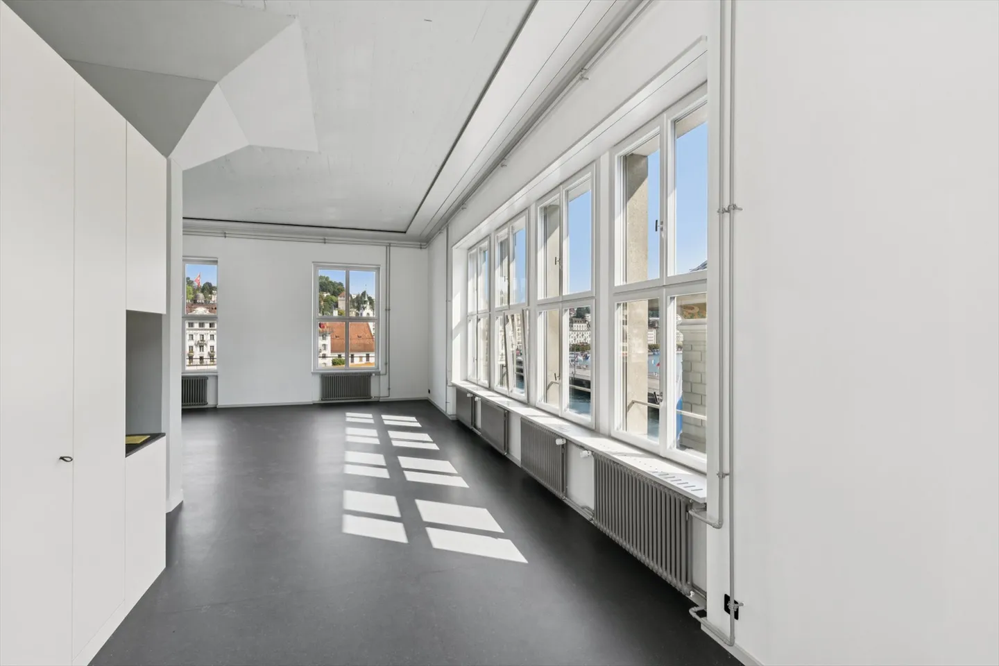 Loft exclusif avec vue sur le pont de la chapelle et la tour de l'eau ! - Photo 9 sur 12