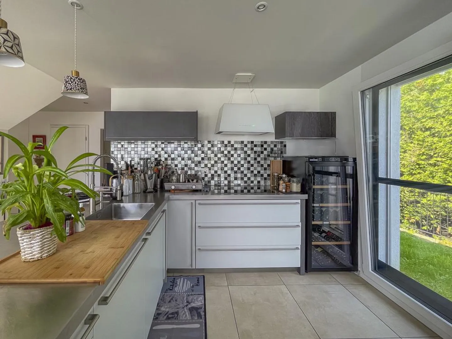 Découvrez cette magnifique villa contemporaine, construite de manière modulaire selon vos souhaits et offrant un environnement de vie exceptionnel. - Photo 9 sur 13