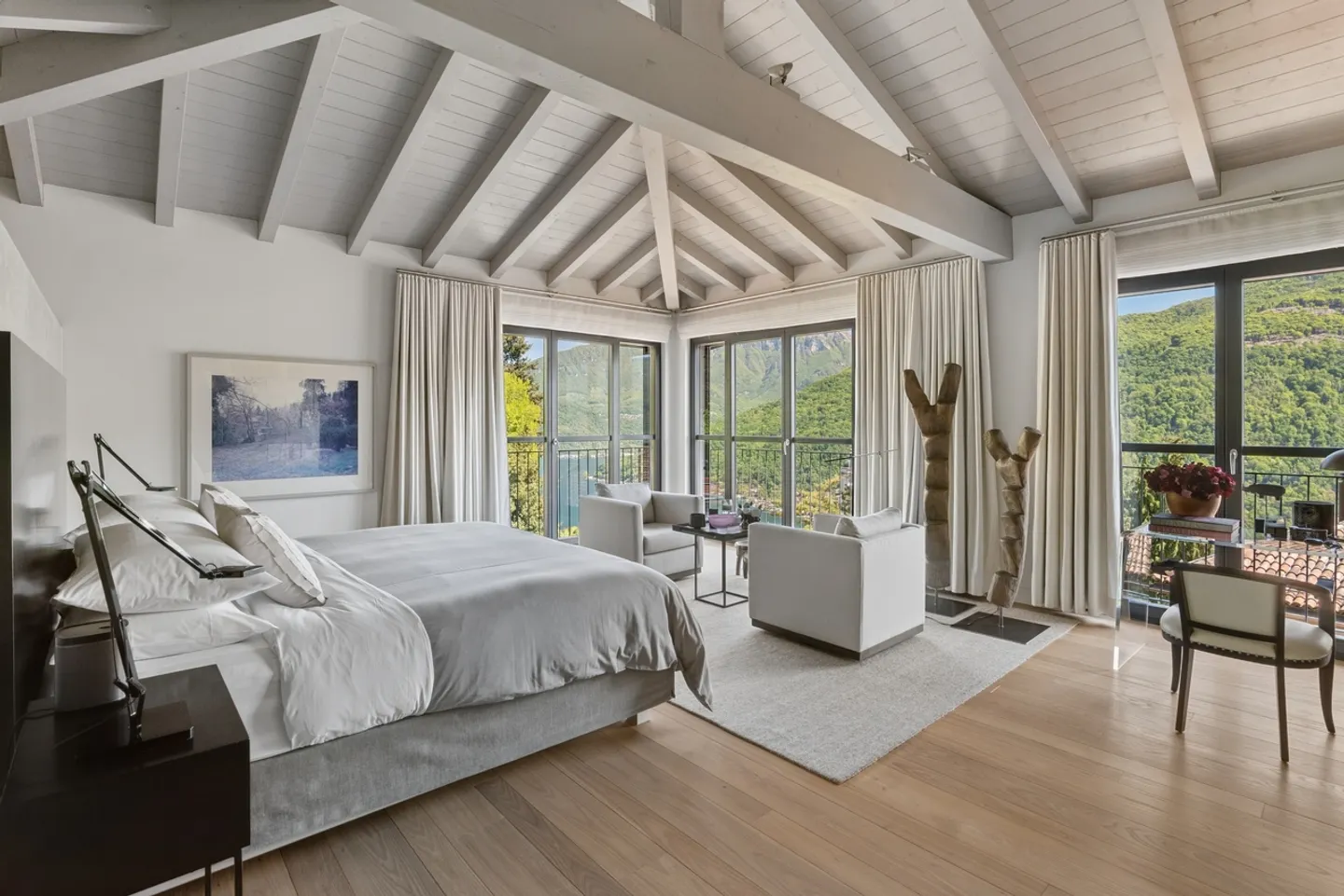 Luxury Villa with Stunning Views - Photo 9 of 12