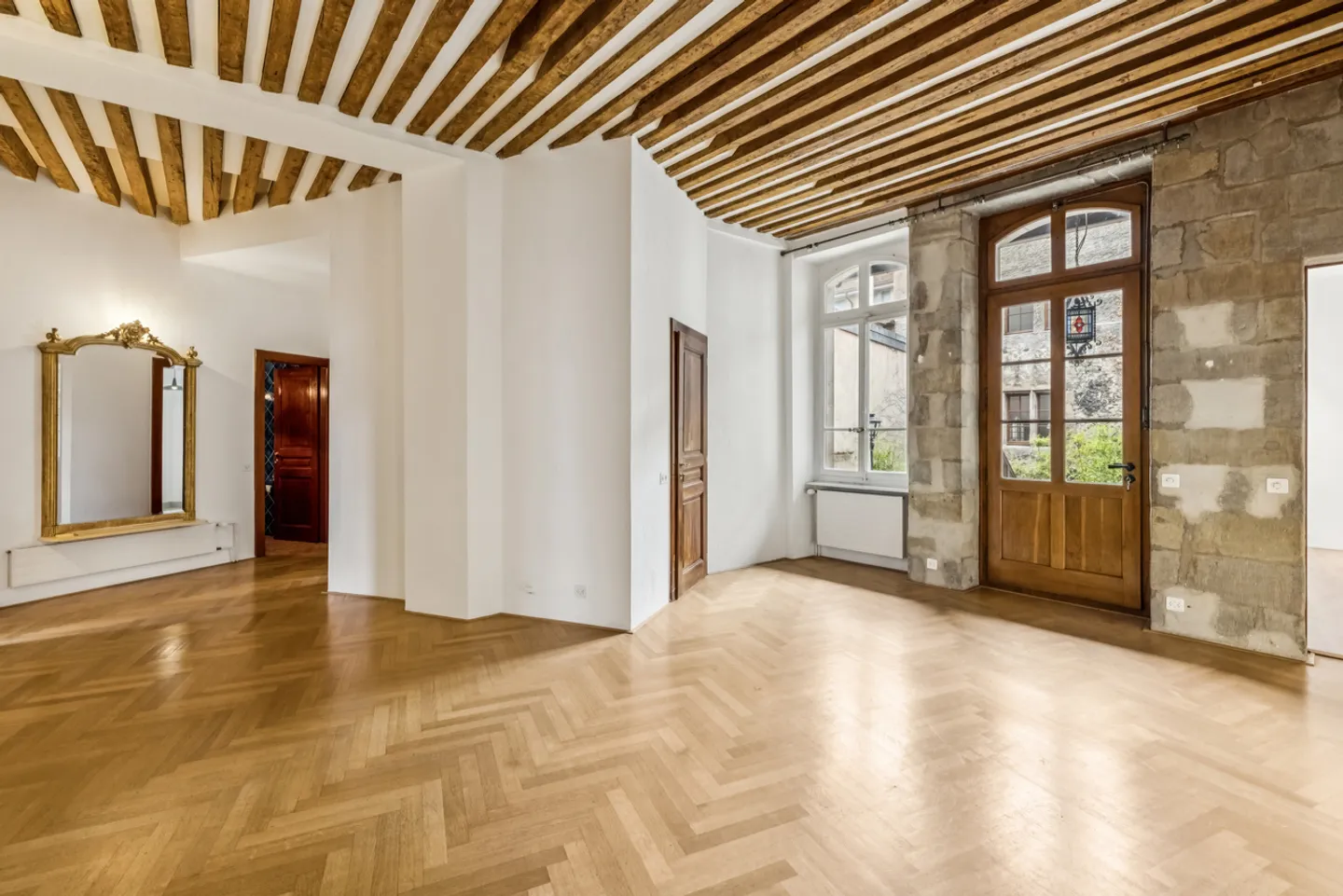 RARE - VERY BEAUTIFUL CHARMING APARTMENT IN THE HEART OF THE OLD TOWN - Photo 5 of 17