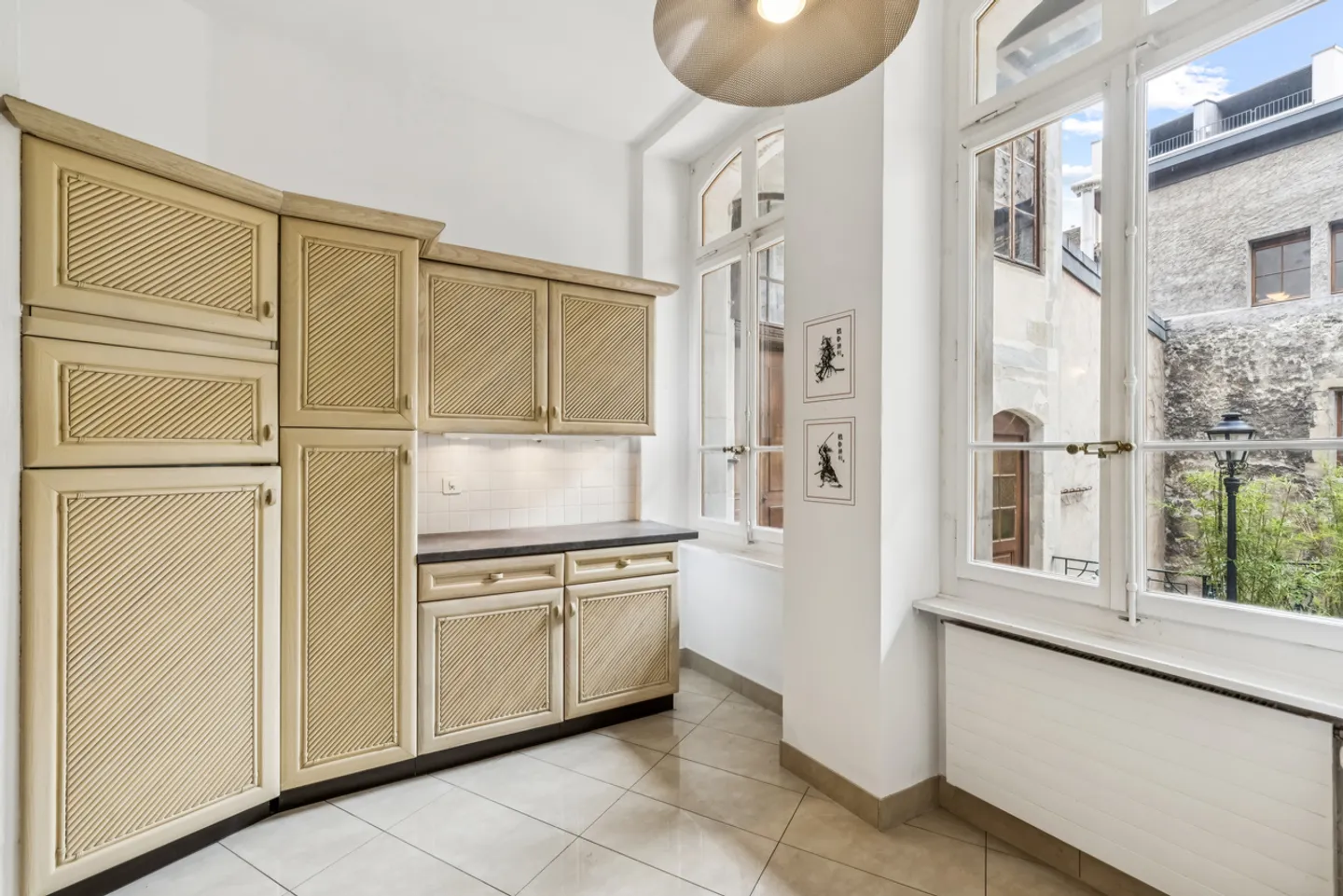 RARE - VERY BEAUTIFUL CHARMING APARTMENT IN THE HEART OF THE OLD TOWN - Photo 7 of 17