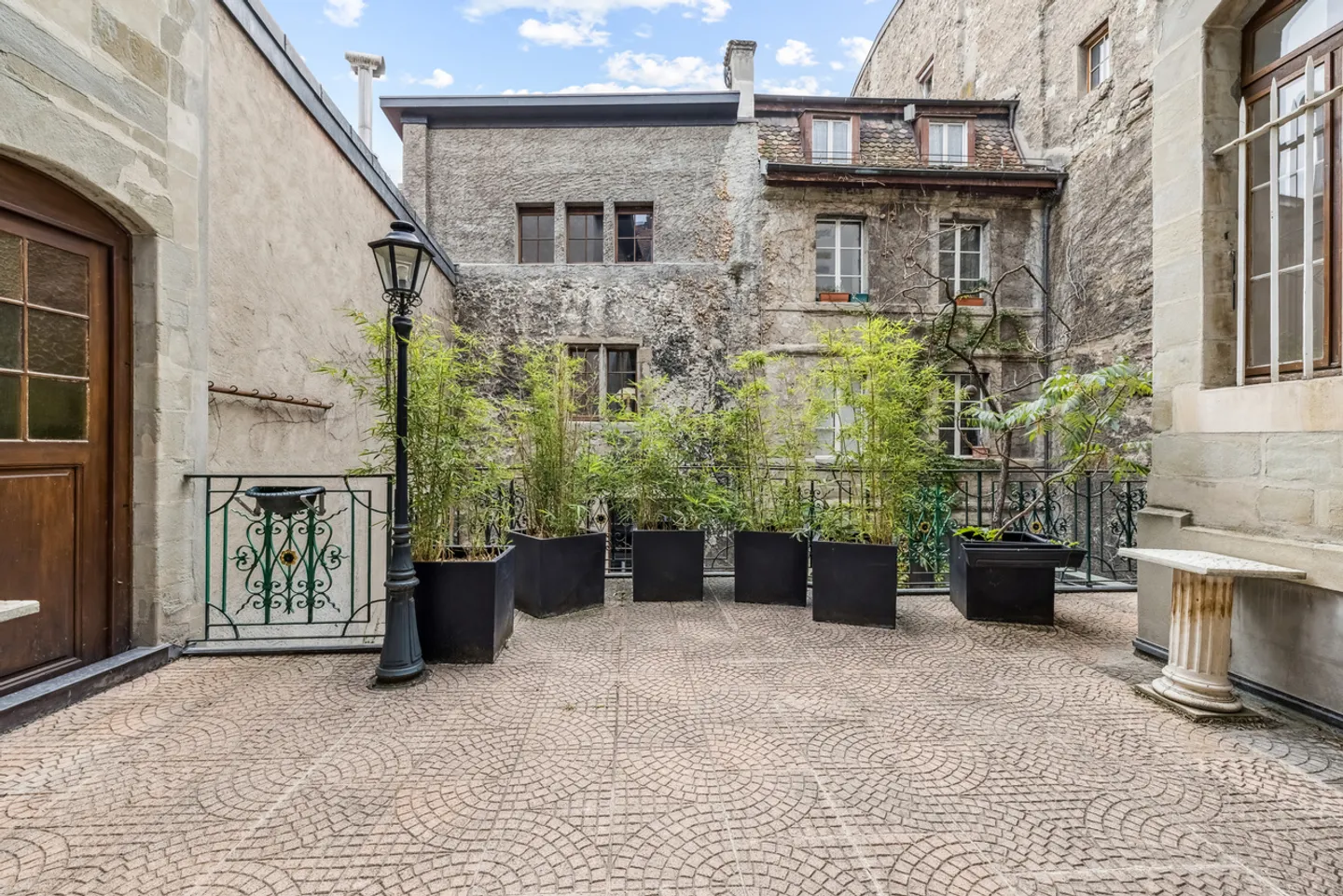 RARE - VERY BEAUTIFUL CHARMING APARTMENT IN THE HEART OF THE OLD TOWN - Photo 8 of 17