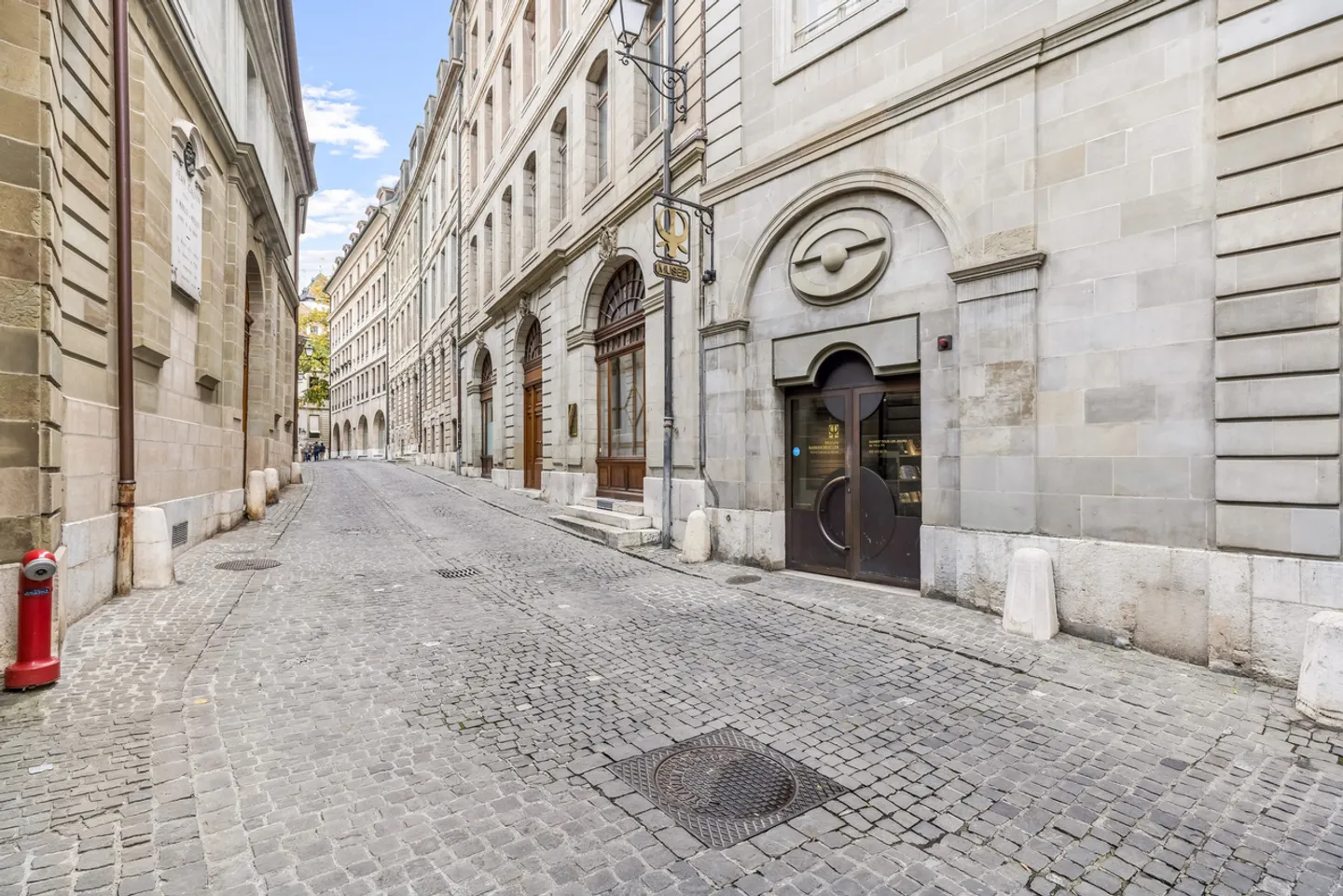 RARE - VERY BEAUTIFUL CHARMING APARTMENT IN THE HEART OF THE OLD TOWN - Photo 3 of 17