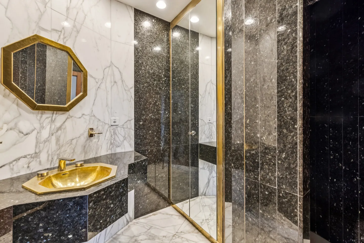 RARE - VERY BEAUTIFUL CHARMING APARTMENT IN THE HEART OF THE OLD TOWN - Photo 11 of 17