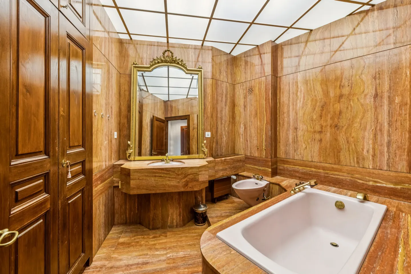 RARE - VERY BEAUTIFUL CHARMING APARTMENT IN THE HEART OF THE OLD TOWN - Photo 14 of 17