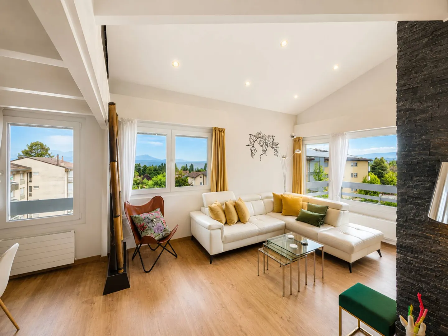 Stylish Apartment with Lake View - Photo 3 of 13