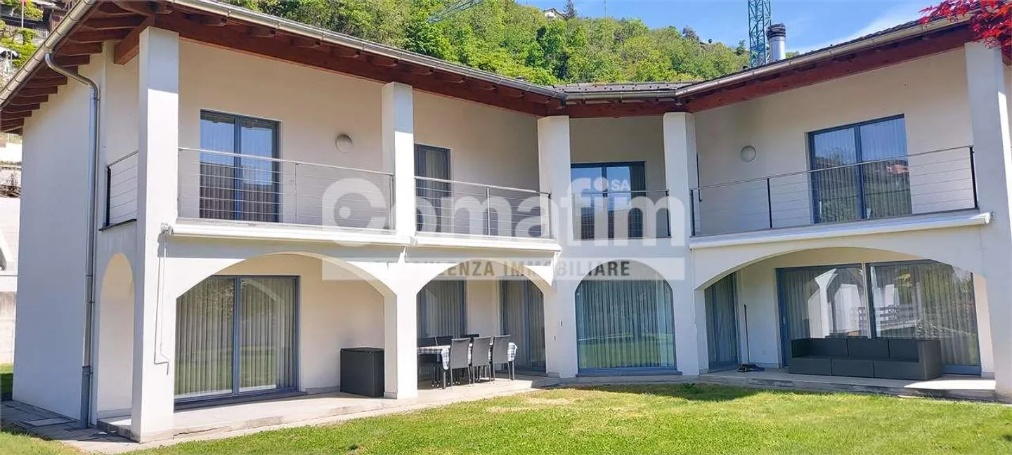 Casa bifamiliare con bel giardino - Foto 1 di 11