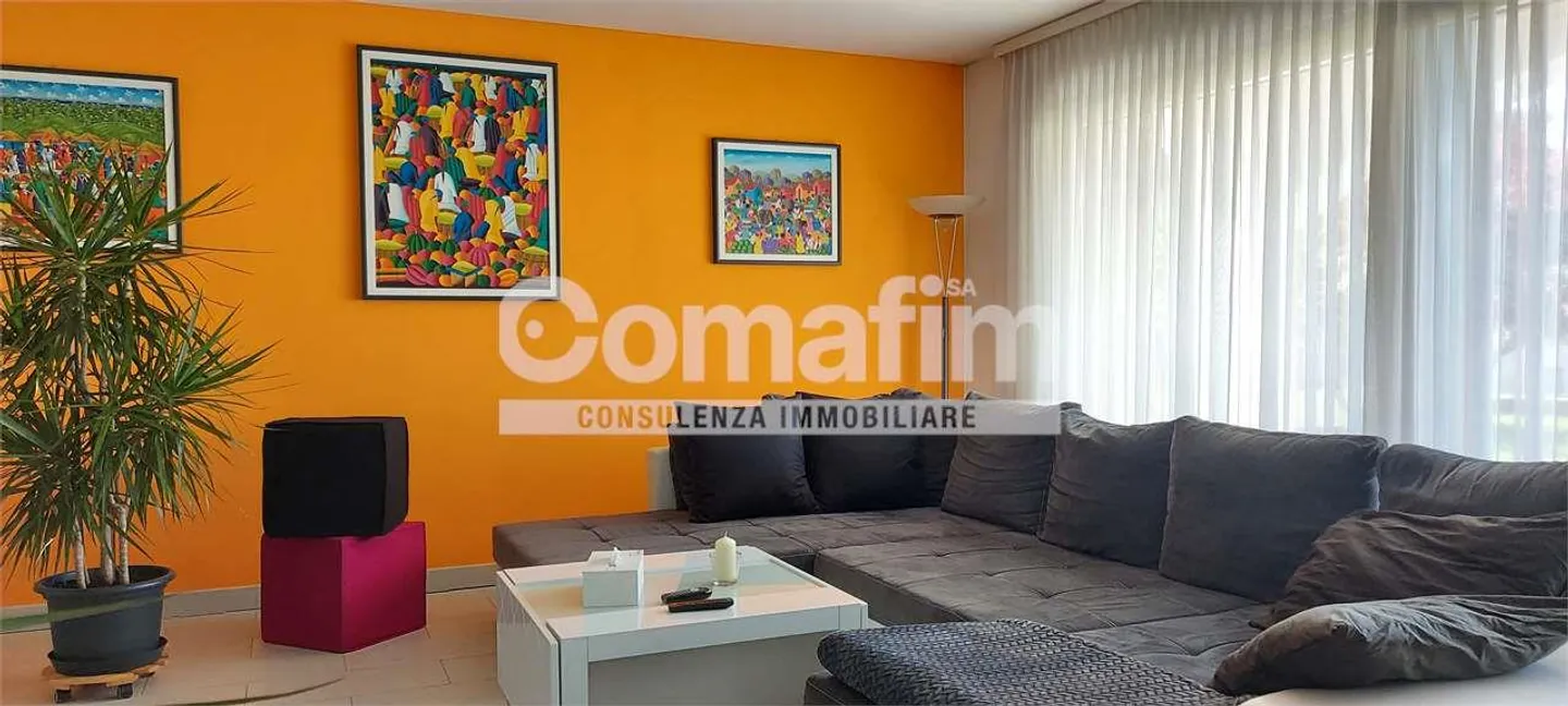 Casa bifamiliare con bel giardino - Foto 4 di 11
