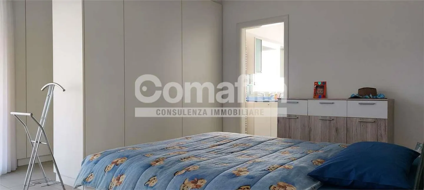 Casa bifamiliare con bel giardino - Foto 7 di 11